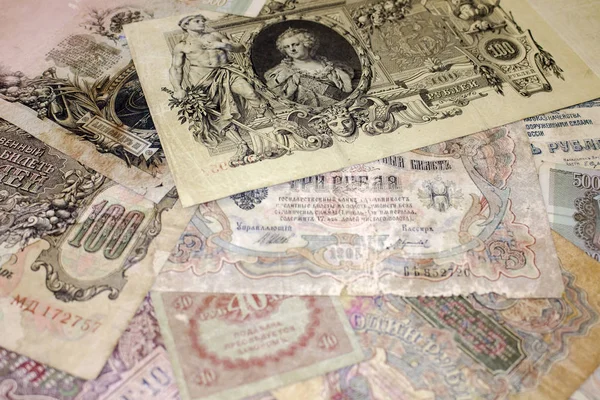 Száz rubel régi minta közelkép különböző bankjegyek hátterével — Stock Fotó