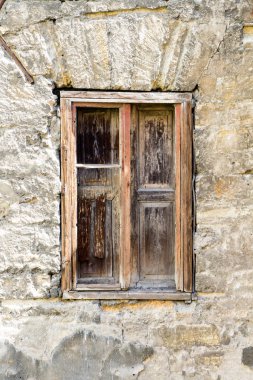 Eski, antika, penceresi kapalı, eski, terk edilmiş, taş bir evde.
