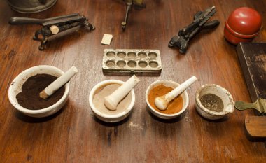 Havan öğütücüleri ve diğer eczacı aletleri