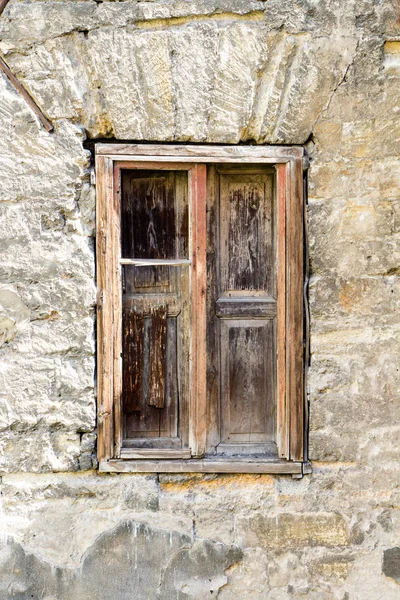 Alt, Jahrgang, Fenster mit geschlossenen Rollläden, in einem alten, verlassenen Steinhaus — Stockfoto