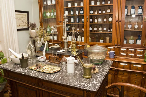 Table for preparation of medicines in the trading floor of the old pharmacy — Stock Photo, Image