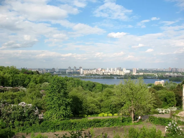 Parkın Nehrin Ortasından Şehrin Manzarası — Stok fotoğraf