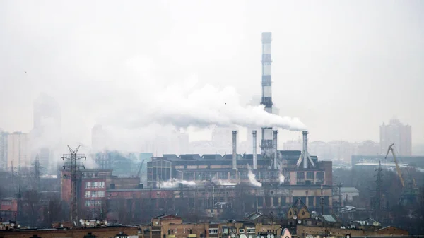 Antigua Fábrica Niebla Con Tuberías Que Emiten Residuos Industriales Forma — Foto de Stock