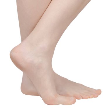 Yalın ayaklı, yalın ayaklı bir kızın yalın ayak, bir bacağı ayak parmaklarının üzerinde, ikincisi düz, ayakları yakın plan, beyaz bir sırt grubunda izole.
