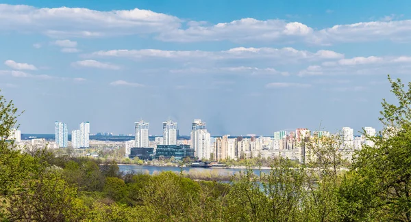 基辅左岸全景 高层公寓楼 第聂伯河和海岸线上的基础设施 前景中的树木 阳光灿烂的日子 — 图库照片