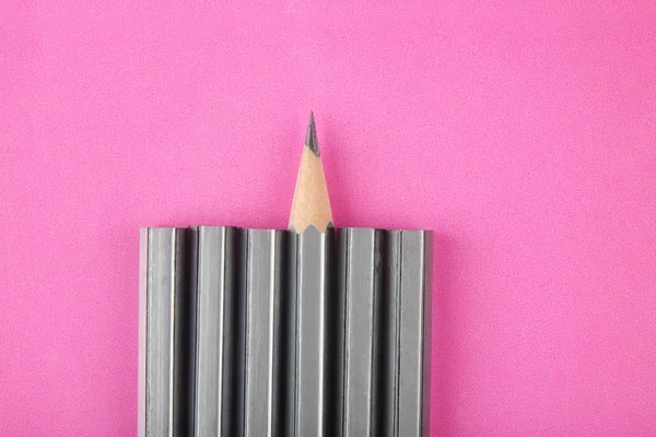 Lápis isolado sobre fundo rosa — Fotografia de Stock