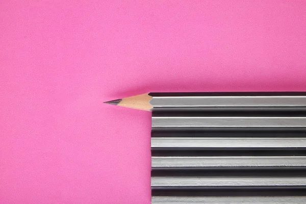 Bleistift isoliert auf rosa Hintergrund — Stockfoto