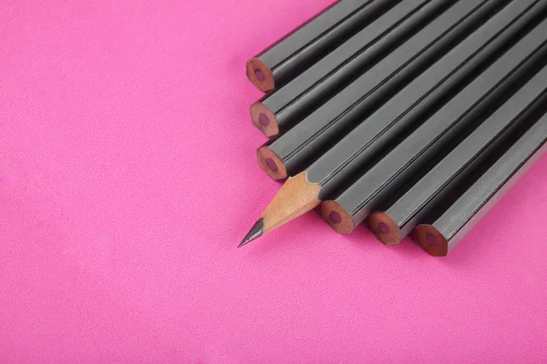 Μολύβι απομονωθεί σε ροζ φόντο — Φωτογραφία Αρχείου