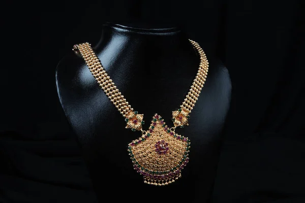 Indiska traditionella guld halsband — Stockfoto