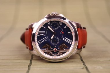  Şık erkek klasik kol saati