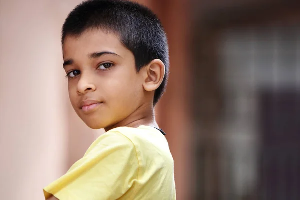 Portret Van Indiase Jongen Poseren Voor Camera — Stockfoto