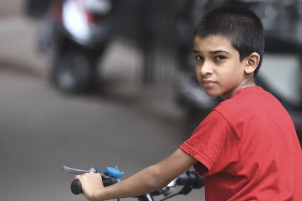 Portret Van Indiase Jongen Met Fiets — Stockfoto
