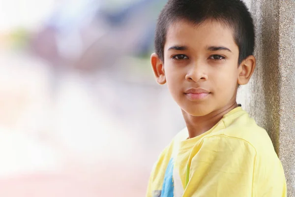 Portret Van Indiase Jongen Poseren Voor Camera — Stockfoto