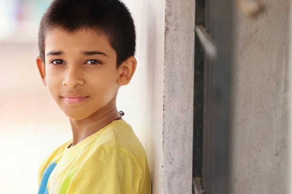 Portret Van Indiase Jongen Poseren Voor Camera — Stockfoto