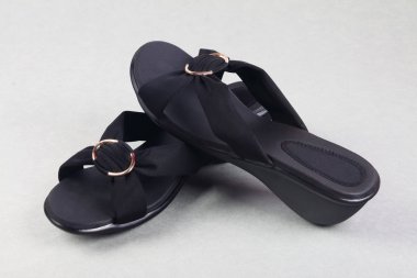 Hint yapılan bayanlar sandalet