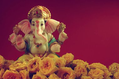 Hindu tanrısı Ganesha heykeli ile gül çiçek