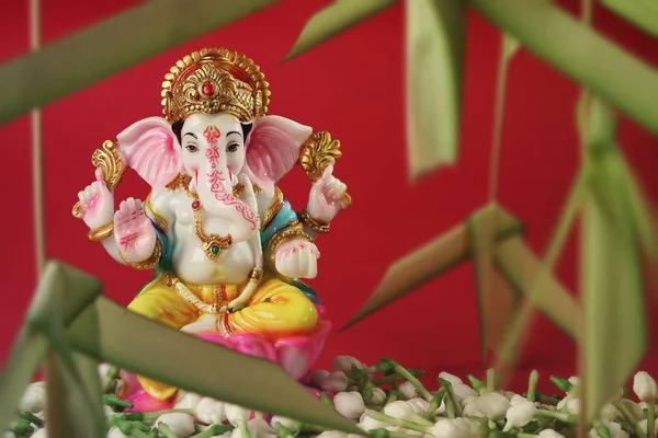 Hinduistický Bůh Ganéša Jasmínových Květů — Stock fotografie
