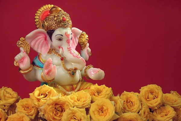 Hinduistický Bůh Ganéša Socha Květy Růže — Stock fotografie