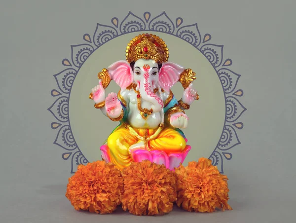 Hinduistický Bůh Ganéša Květy Měsíčku — Stock fotografie