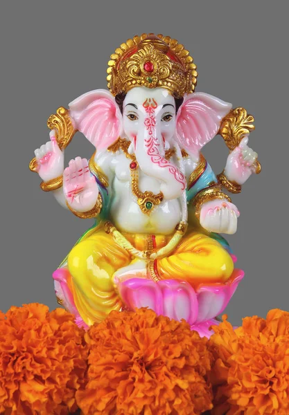 Kleurrijke Hindoe God Ganesha Standbeeld Met Goudsbloem Bloemen — Stockfoto