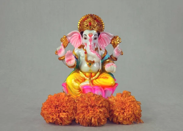 Kolorowe Hinduski Bóg Ganesha Posąg Kwiatów Nagietka Lekarskiego — Zdjęcie stockowe