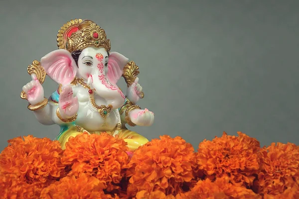 Colourful Hindu God Ganesha Statue Marigold Flowers — Stock Photo, Image