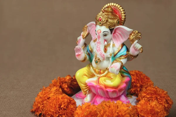 Barevné Hinduistický Bůh Ganéša Socha Květy Měsíčku — Stock fotografie