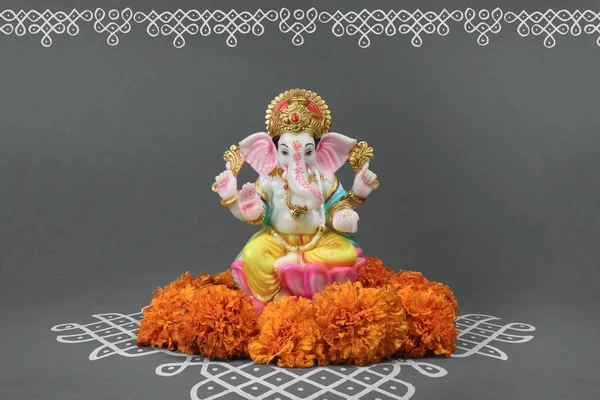 Hindoe God Ganesha Met Goudsbloem Bloemen — Stockfoto