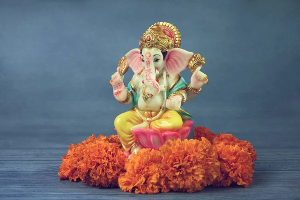 Färgstarka Hinduiska Guden Ganesha Staty Med Ringblomma Blommor — Stockfoto