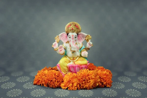 Colourful Hindu God Ganesha Statue Marigold Flowers — Stock Photo, Image