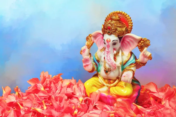 Renkli Hindu Tanrısı Ganesha Heykel Zakkum Çiçekleri Ile — Stok fotoğraf