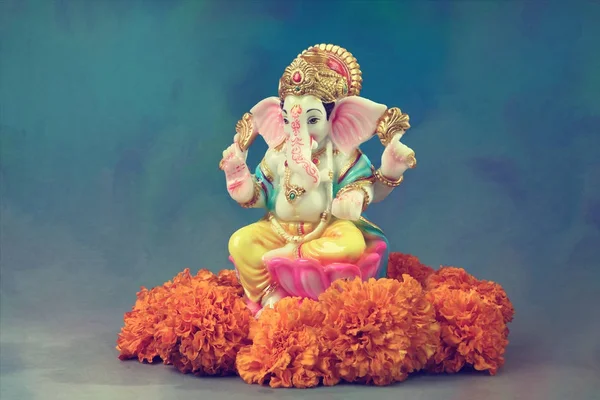 Kadife çiçeği çiçek renkli Hindu Tanrı Ganesha heykeli