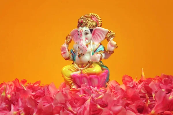 Colourful Hindu God Ganesha Statue Oleander Flowers — Stock Photo, Image