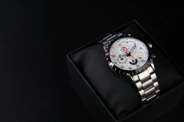 Güzel erkek bileği metal saati.