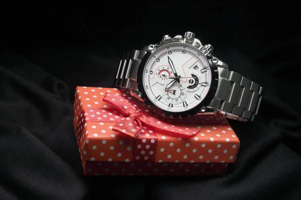 Ανδρικό Ρολόι Χειρός Μεταλλικό Λευκό Φόντο Κουτί Δώρου — Φωτογραφία Αρχείου