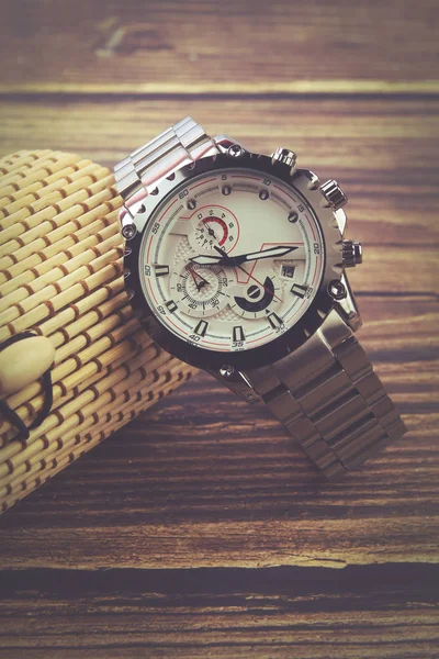 Herren Armbanduhr Aus Metall Auf Weißem Hintergrund Mit Geschenkkarton — Stockfoto