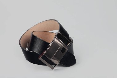 Gri arka planda siyah deri kemer.