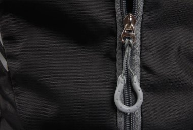 Arka planda Hint malı okul çantası