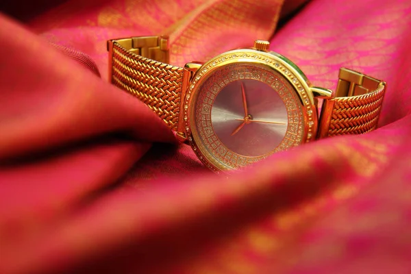 Indyjski Wykonane Kobiecy Zegarek Rękę — Zdjęcie stockowe