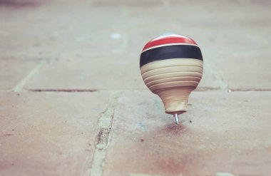 Klasik ahşap ip ile dönen top oyuncağı