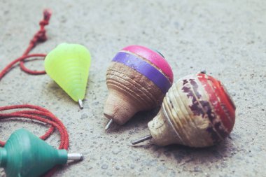 Klasik ahşap ip ile dönen top oyuncağı