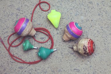 Klasik ahşap ip ile dönen top oyuncağı