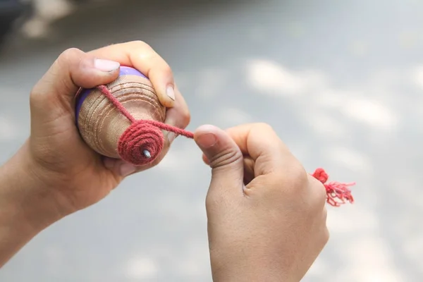 Klasik ahşap. Palmiye üzerinde dönen top oyuncağı.