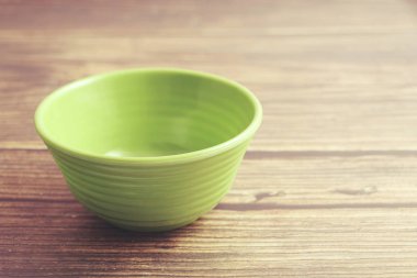 Hint yapımı plastik kase, ahşap masada izole edilmiş.