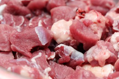 Taze çiğ koyun eti.
