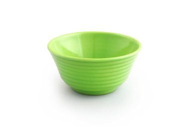 Hint yapımı plastik kase beyaz arka planda izole edilmiş.