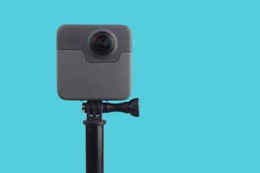 Üç ayaklı modern 360 derecelik dijital kamera