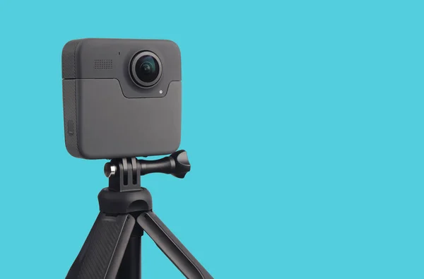 Üç ayaklı modern 360 derecelik dijital kamera
