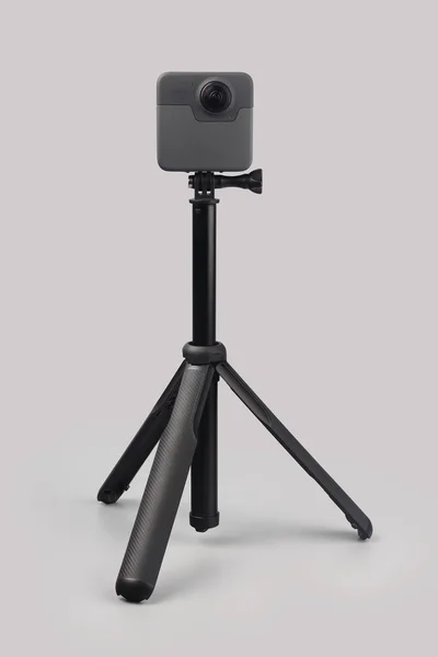 スタンド付き現代の360度デジタルカメラ — ストック写真