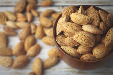 Kabuklu sağlıklı badem fıstığı.